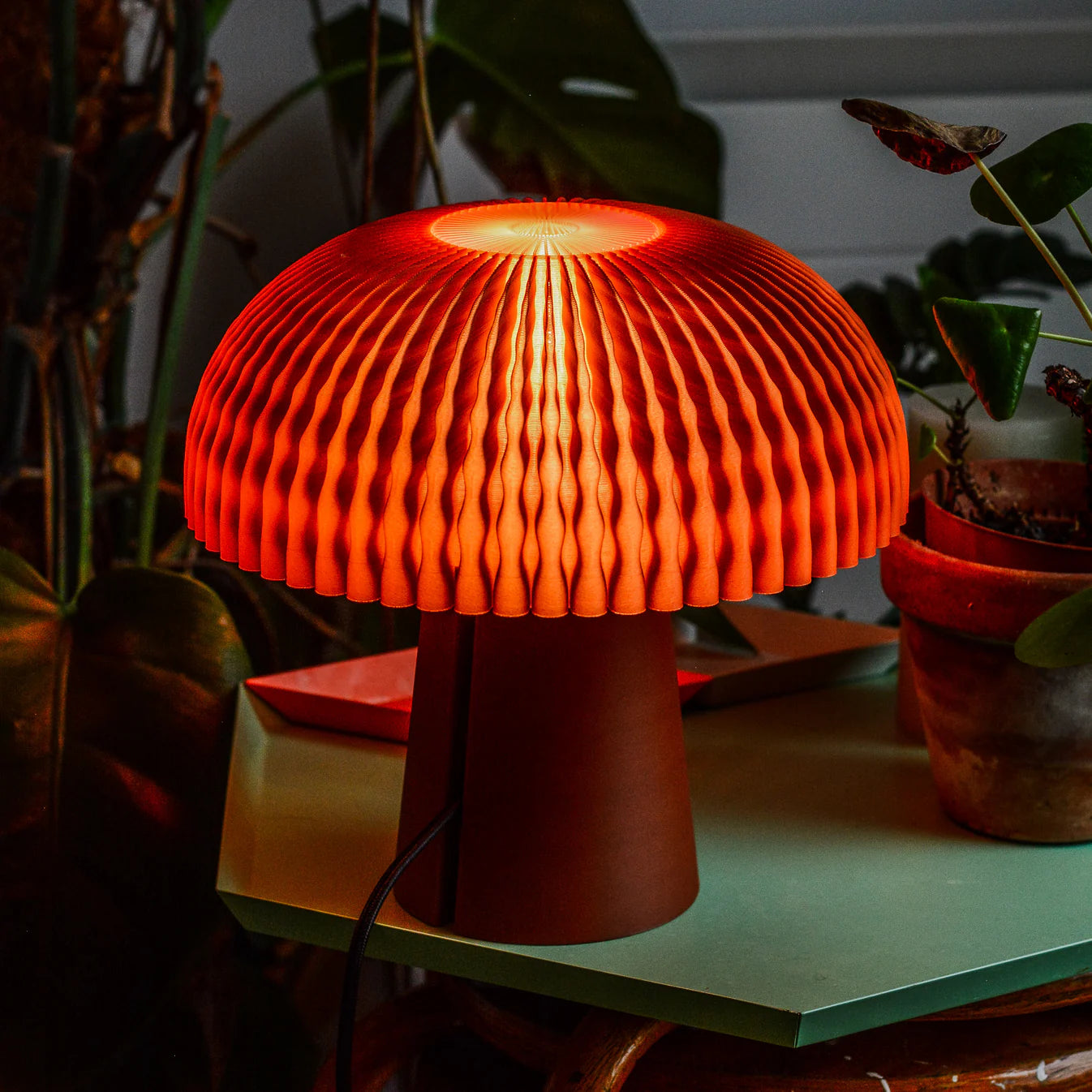 Mushroom-shaped table lamp